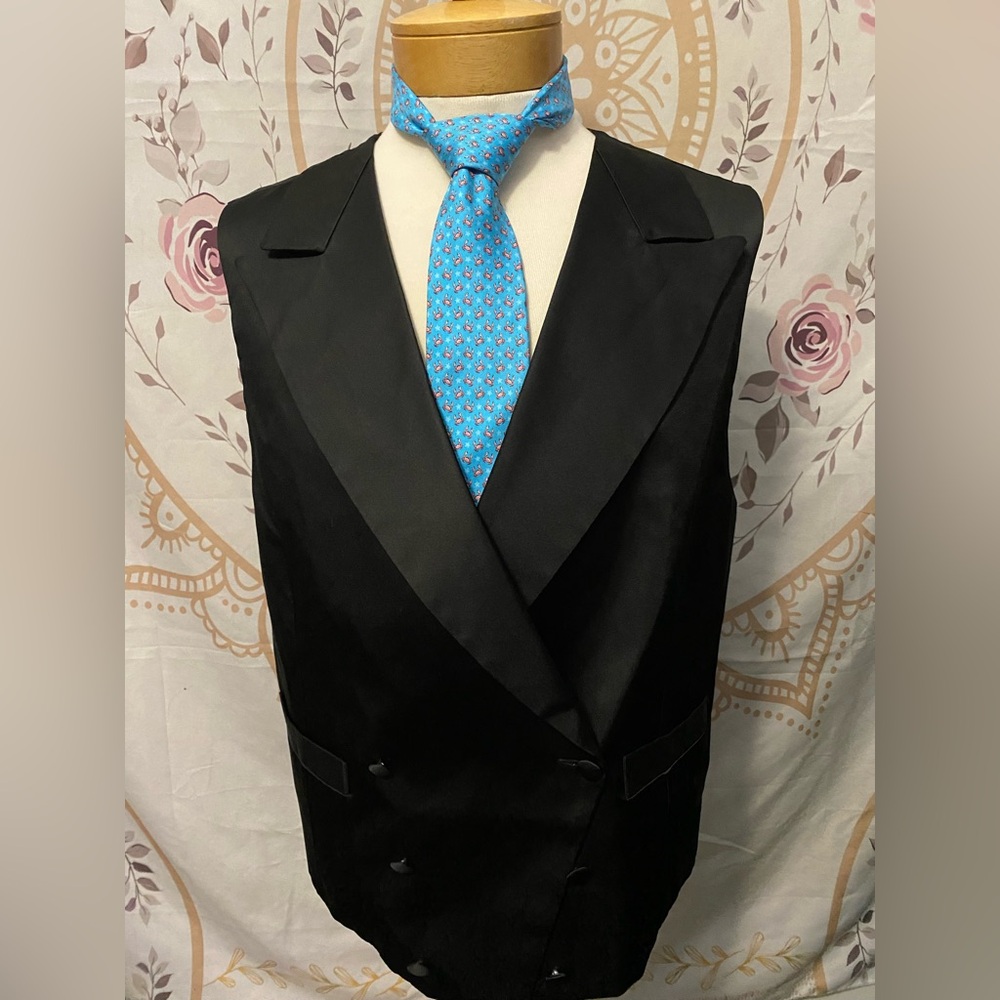 EUC 100% Silk IZOD Crabs and Starfish tie